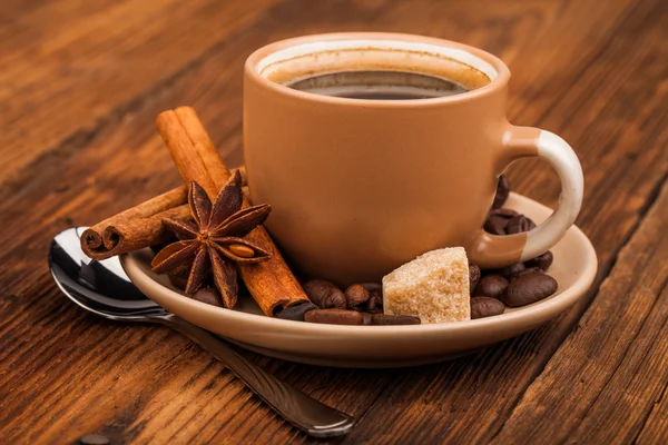 Bir fincan kahve ve fasulye. — Stok fotoğraf