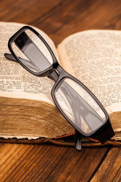 Lesebrille und altes Buch — Stockfoto