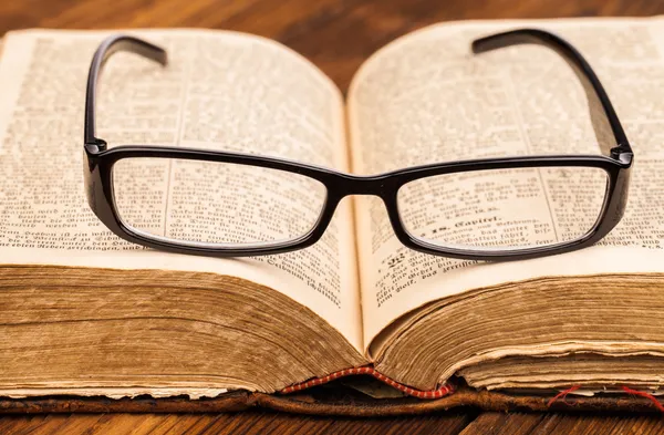 Lunettes de lecture et vieux livre — Photo