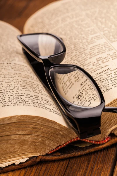 Reading glasses and old book — Stock Photo, Image