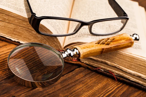 Magnifying glass reading glasses and old book — Stock Photo, Image