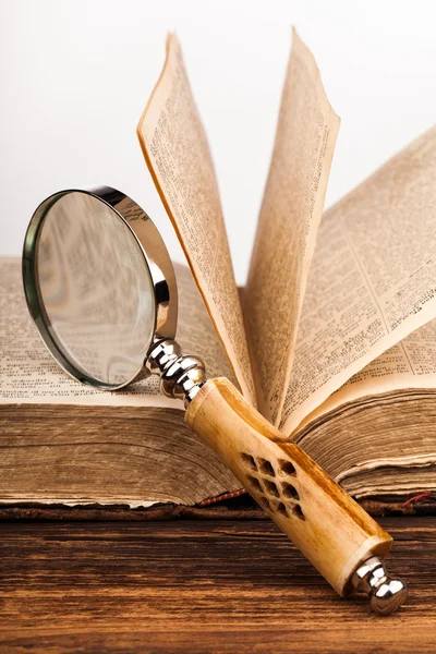 Förstoringsglas och gammal bok — Stockfoto