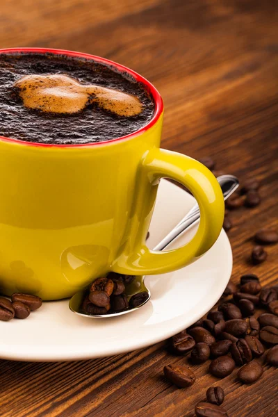 Taza de café sobre mesa de madera vieja — Foto de Stock