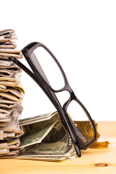 Pile of newspapers and reading glasses — Stock Photo, Image