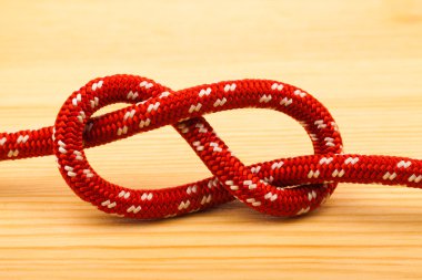 ahşap masa üzerinde sekiz ipe düğüm