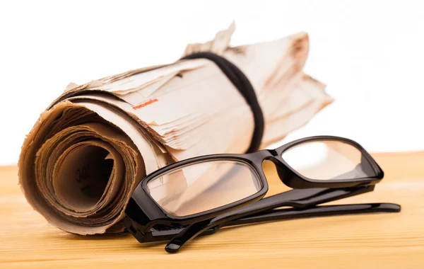 Papel dos jornais e óculos de leitura — Fotografia de Stock
