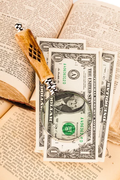 Nagyító, a pénz és a régi könyvek — Stock Fotó