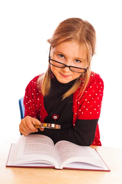 Menina está lendo um livro — Fotografia de Stock