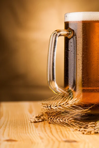 Склянка легкого пива на столі — стокове фото