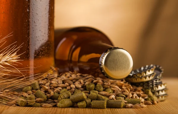 Flesje bier op tafel — Stockfoto