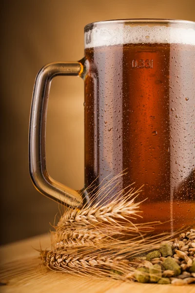 Glas light bier op tafel — Stockfoto