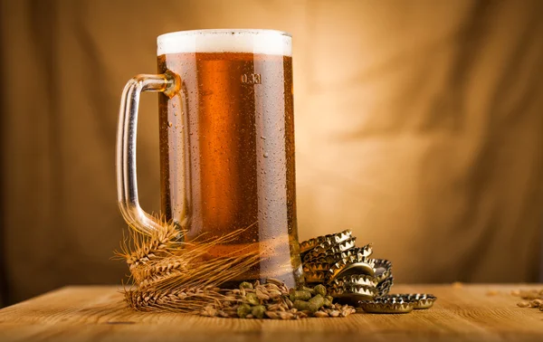Glas light bier op tafel — Stockfoto