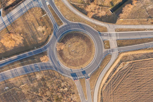 Coches en una rotonda — Foto de Stock