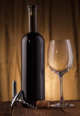 Camlı şarap şişesi.