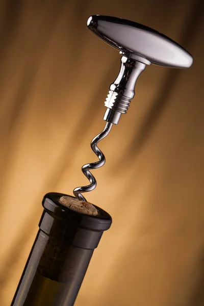 Corkscrew e garrafa de vinho — Fotografia de Stock