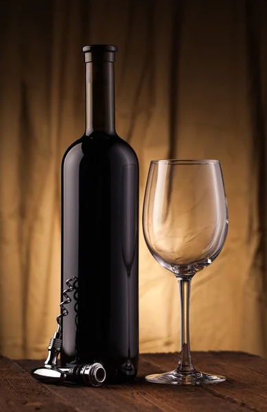 Botella de vino con vidrio — Foto de Stock