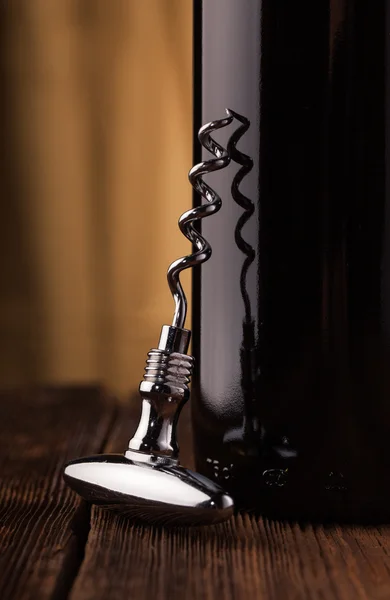 Corkscrew e garrafa de vinho — Fotografia de Stock