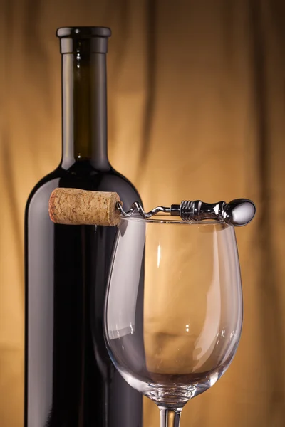 コルク栓抜きガラスとワインの瓶 — ストック写真
