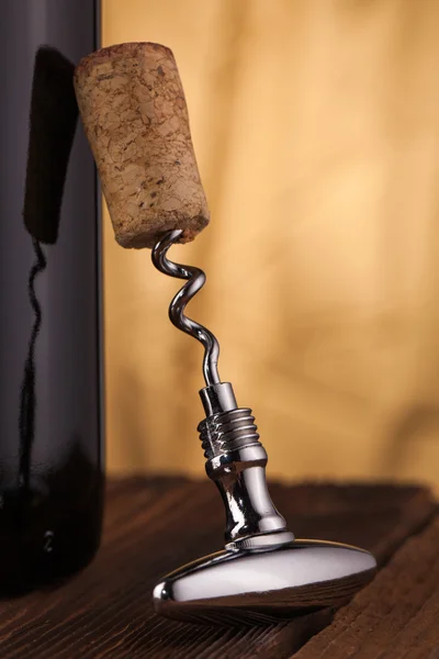 Corkscrew e garrafa de vinho — Fotografia de Stock