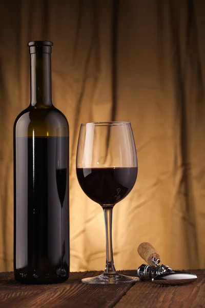 Copa de sacacorchos y botella de vino — Foto de Stock