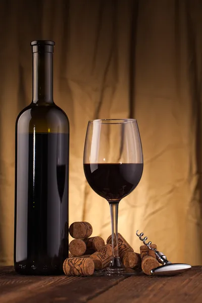 Korkskruv glas och vinflaska — Stockfoto