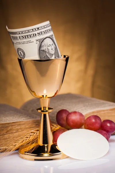 Heilige Communie en dollarbiljet — Stockfoto