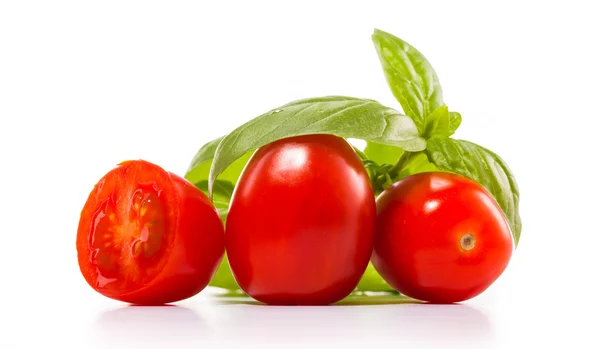 Fresh tomatoes with green leaves — Stock Photo, Image