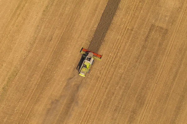 Vista aérea de la cosechadora en campo de cosecha —  Fotos de Stock