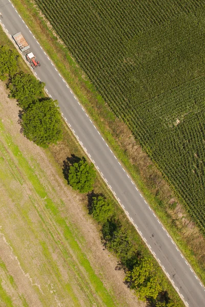 Вид с воздуха на сельские дороги и поля для сбора урожая — стоковое фото