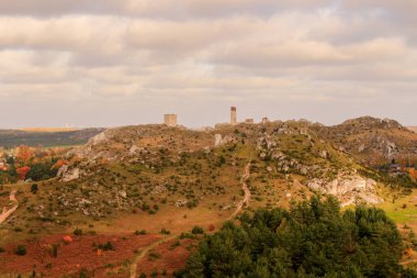 Muhteşem Polonya Jurassic Highland 'da sonbahar. Krakow-Czestochowa Tepesi. Kaya oluşumları.