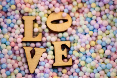 Sevgililer Günü Arkaplanı. Sevgililer Günü arkaplanı ve bir aşk yazısıyla düzenlenmiş mektuplar.