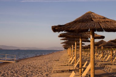 Sahildeki şemsiyeler. Kos Adası, Yunanistan, Ege Denizi 'ndeki kumsal, 