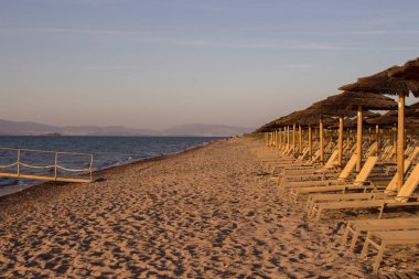 Sahildeki şemsiyeler. Kos Adası, Yunanistan, Ege Denizi 'ndeki kumsal, 