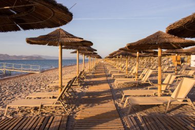 Sahildeki şemsiyeler. Kos Adası, Yunanistan, Ege Denizi 'ndeki kumsal, 