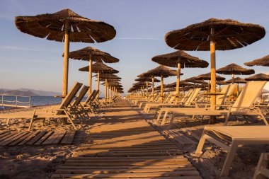Sahildeki şemsiyeler. Kos Adası, Yunanistan, Ege Denizi 'ndeki kumsal, 