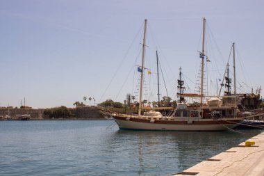 Kos şehrindeki liman. Kos Adası 'ndaki güzel liman manzarası..