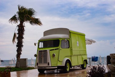 Yaşlı Citroen Van. Nihai özgürlük. Plajda eski model bir karavan parkı.. 