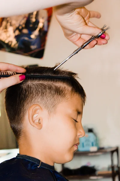 Corte de cabelo em um estúdio de cabelo Fotos De Bancos De Imagens