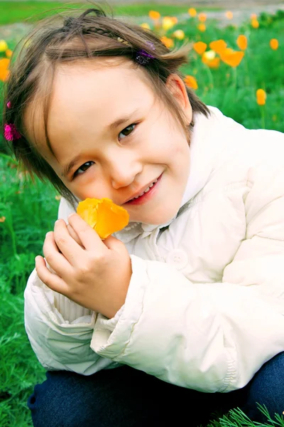 Niña inocente con una flor en la mano — Foto de Stock