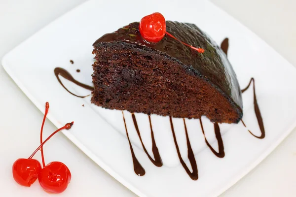 Egy szelet csokitorta egy tányéron — Stock Fotó