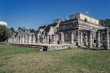 Chichen Itza, Yucatan, Meksika 'daki Maya arkeolojik bölgesindeki Savaşçılar Tapınağı..
