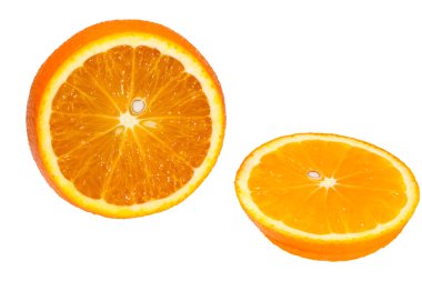 Dilimlenmiş portakal meyve segmentleri beyaz arkaplanda izole edilmiş