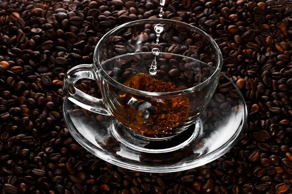 Einschenken von Kaffee und Kaffeebohnen — Stockfoto