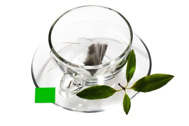 beyaz izole bir fincan çay poşeti