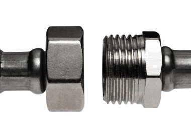 beyaz zemin üzerinde iki su hortumu