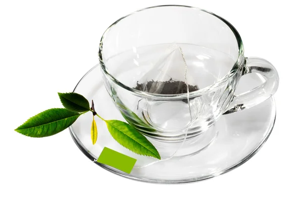 O saco de chá em uma xícara isolada em branco — Fotografia de Stock