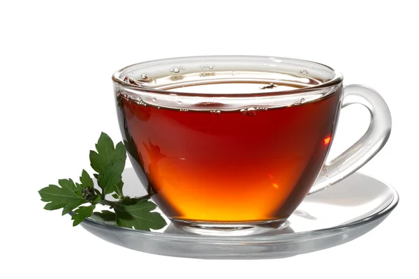 Beyaz fincan çay ve yeşil yaprak