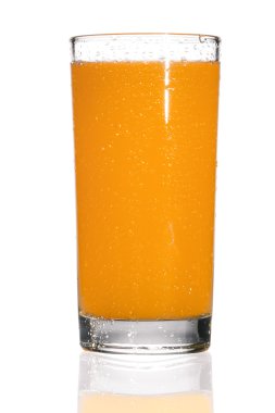 Portakal suyu damlaları beyazda izole edilmiş.