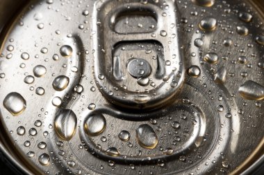 bira bardağına beyaz zemin üzerine dökülen