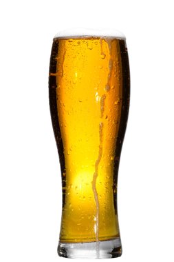 Beyaz üzerine izole edilmiş bir bardak bira.